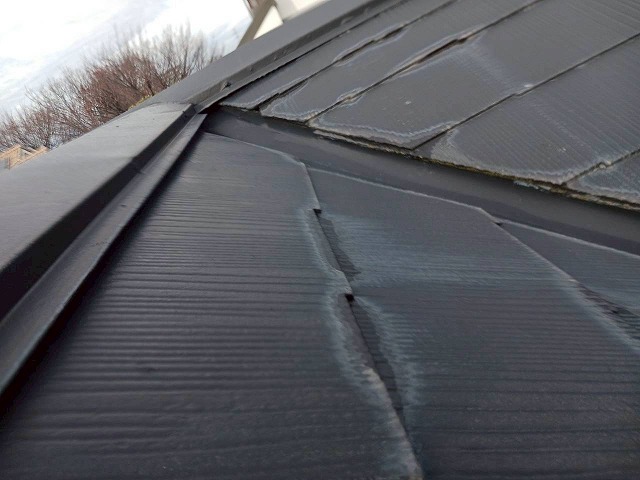 所沢市でカラーベスト屋根の現地調査、経年劣化による雨染みや棟板金の釘浮き、取り合いの劣化